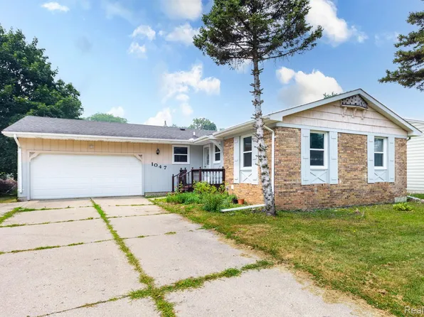 1047 Coolidge Rd, Lansing, MI 48912