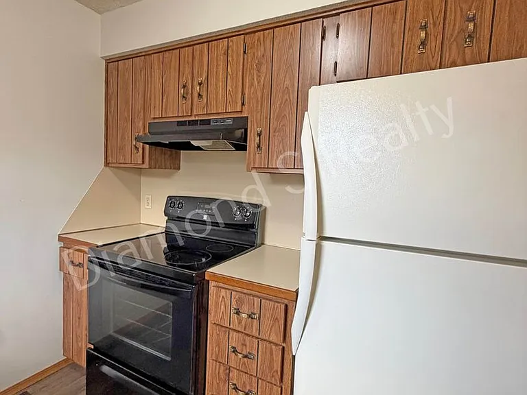 3360 E Salem St — Photo 6