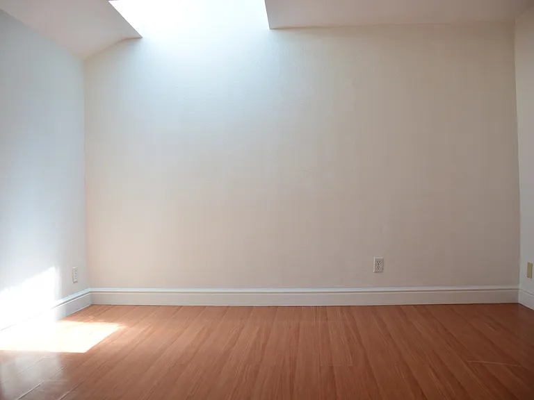 667 Aileen St — Photo 12