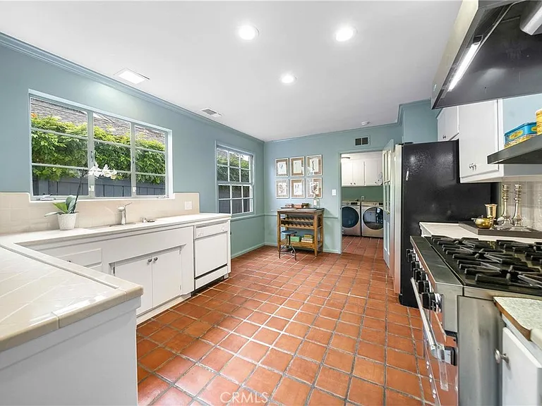 16544 Greenleaf St — Photo 9