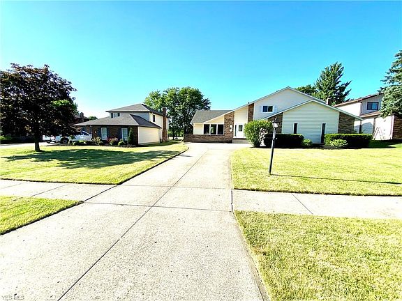 3rd image of 15070 Camden Cir