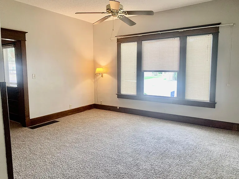 251 E Main St — Photo 4