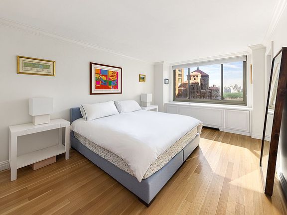 4th image of 30 W 63rd St APT 16VW