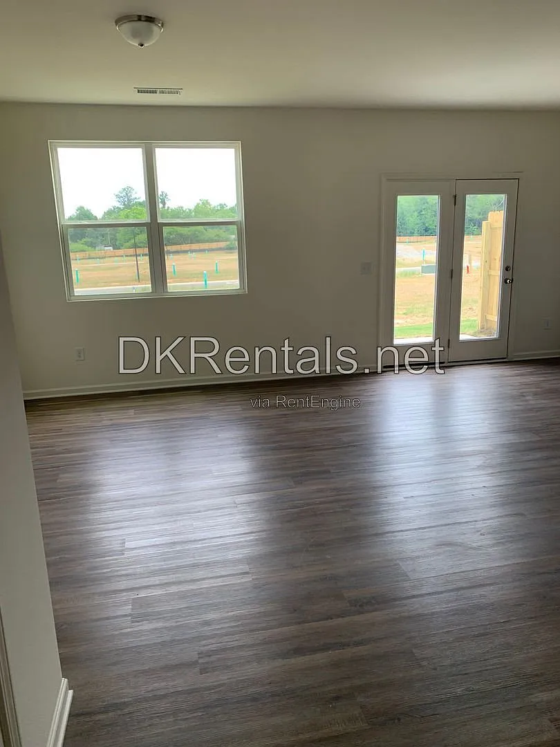3 bed, 2.5 bath, 1421 sqft, $1,650 — Photo 4
