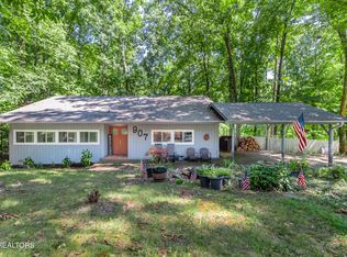 907 W Outer Dr, Oak Ridge, TN 37830