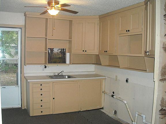 3rd image of 904 W 5th St