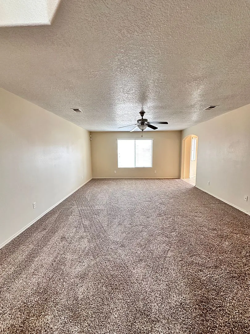 3 bed 2.5 Bath in Huning Ranch — Photo 2