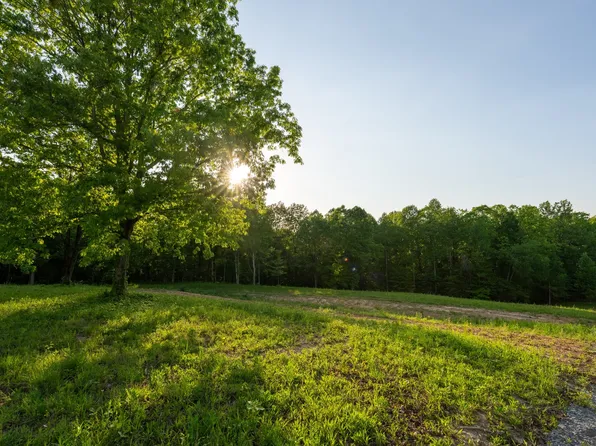 5 Pinewood Rd, Nunnelly, TN 37137