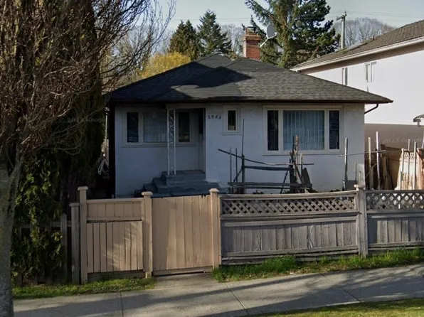 1953 E Broadway Dr, Vancouver, BC V5N 1W4
