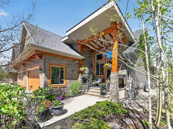 43 Cortina Vlg SW, Calgary, AB T3H 0W8