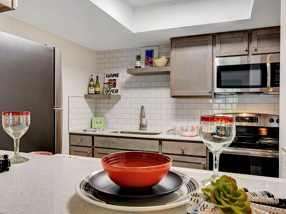 Solstice Apartments Renovated 1 Bedroom Kitchen Bar