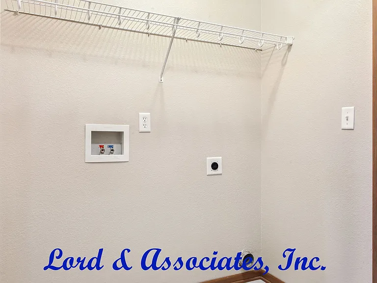 1210 NW Willow Dr — Photo 3
