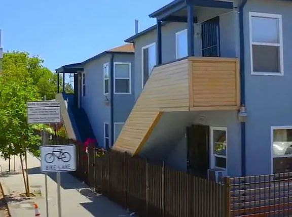2nd image of 4055 S Hoover St