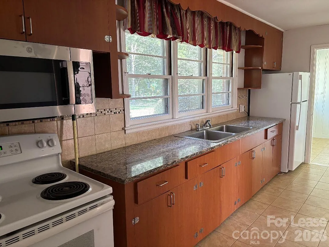 4 bed, 1.5 bath, 1800 sqft, $2,200 — Photo 3