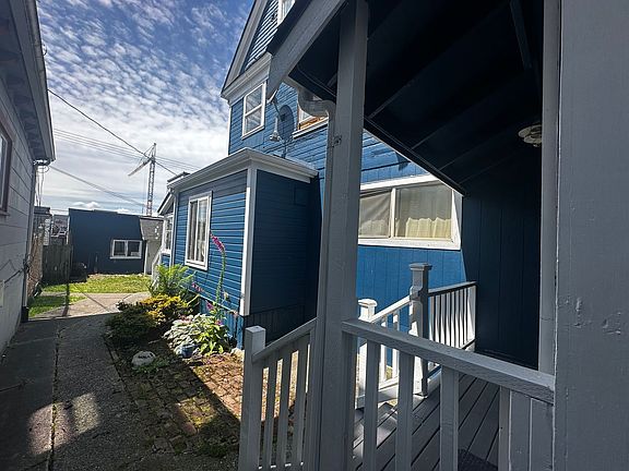 2nd image of 2922 Hoyt Ave #105
