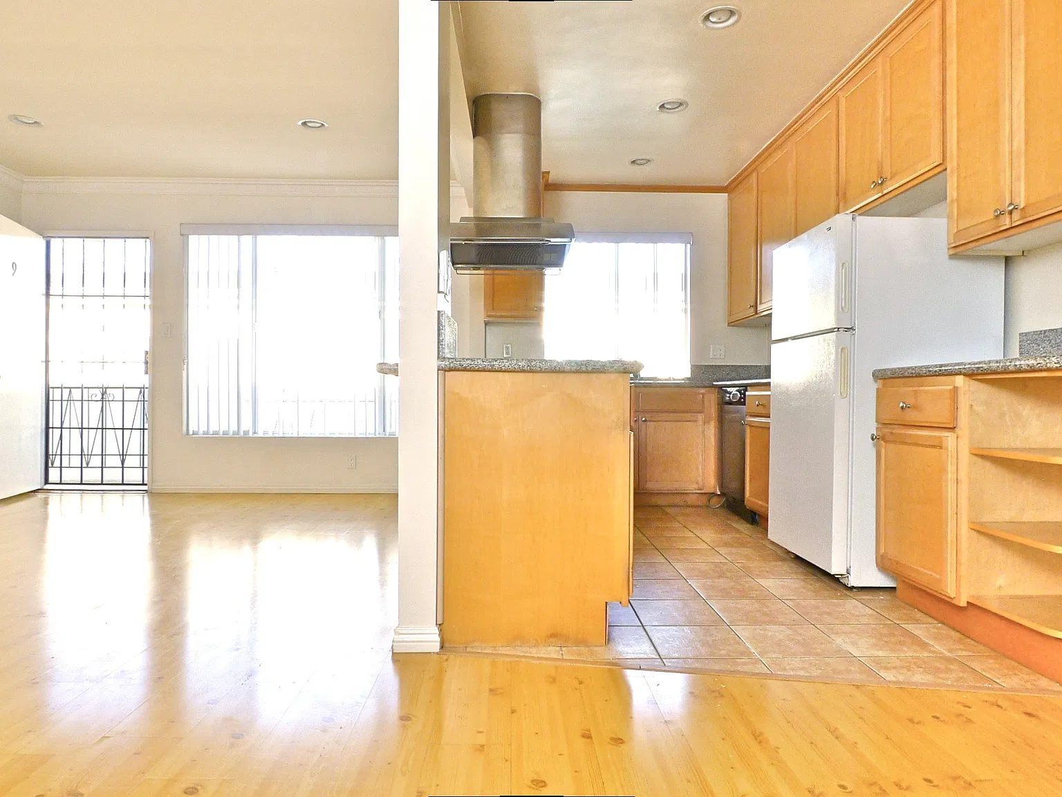 2 bed, 990 sqft, $3,975 — Photo 4