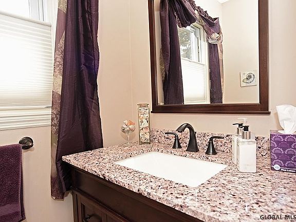 5th image of 8 Heinrick Cir