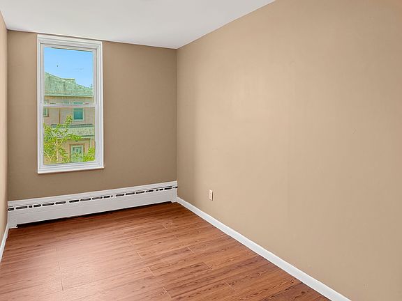 4th image of 1362 E 4th St APT 2R