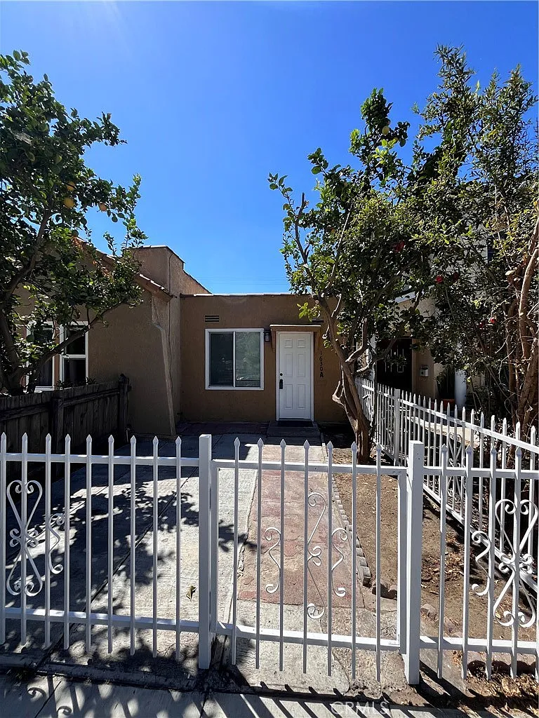 2 bed, 752 sqft, $2,300 — Photo 1