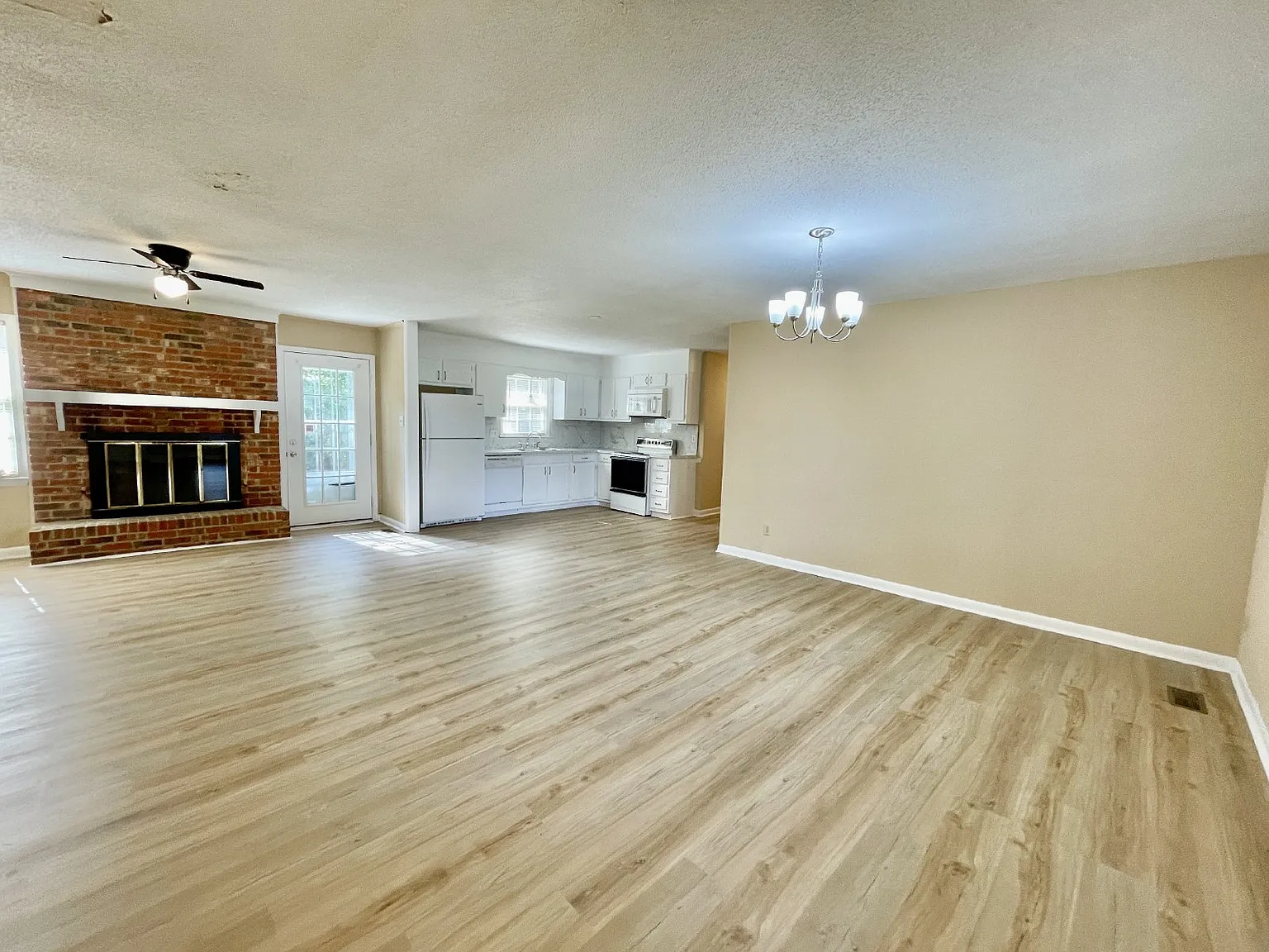 3 bed, 2.0 bath, 1482 sqft, $1,625 — Photo 2