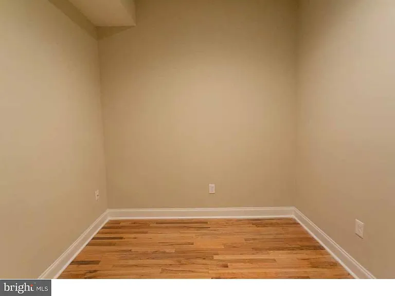 1114 Pine St #2R — Photo 6