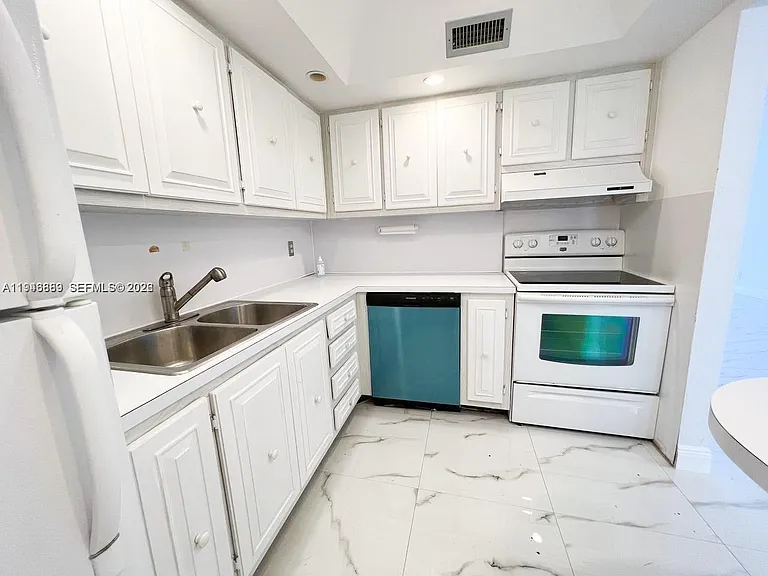 6395 Bay Club Dr #4 — Photo 7