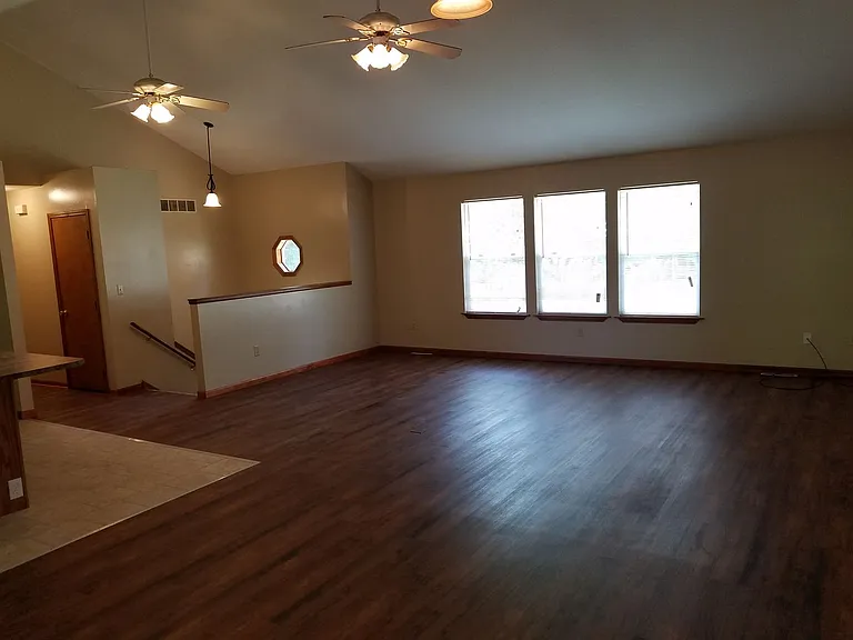 2305 Primrose Dr — Photo 2