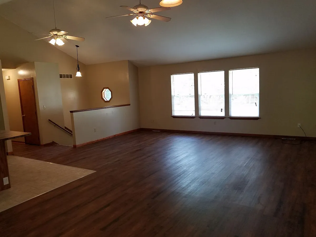 Building Photo - 2305 Primrose Dr
