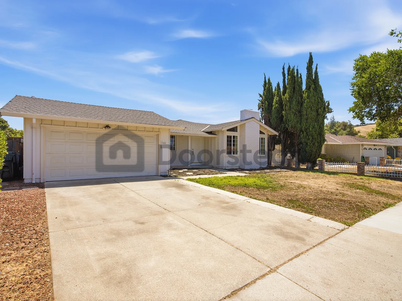 4 bed, 2.0 bath, 1563 sqft, $4,740 — Photo 2