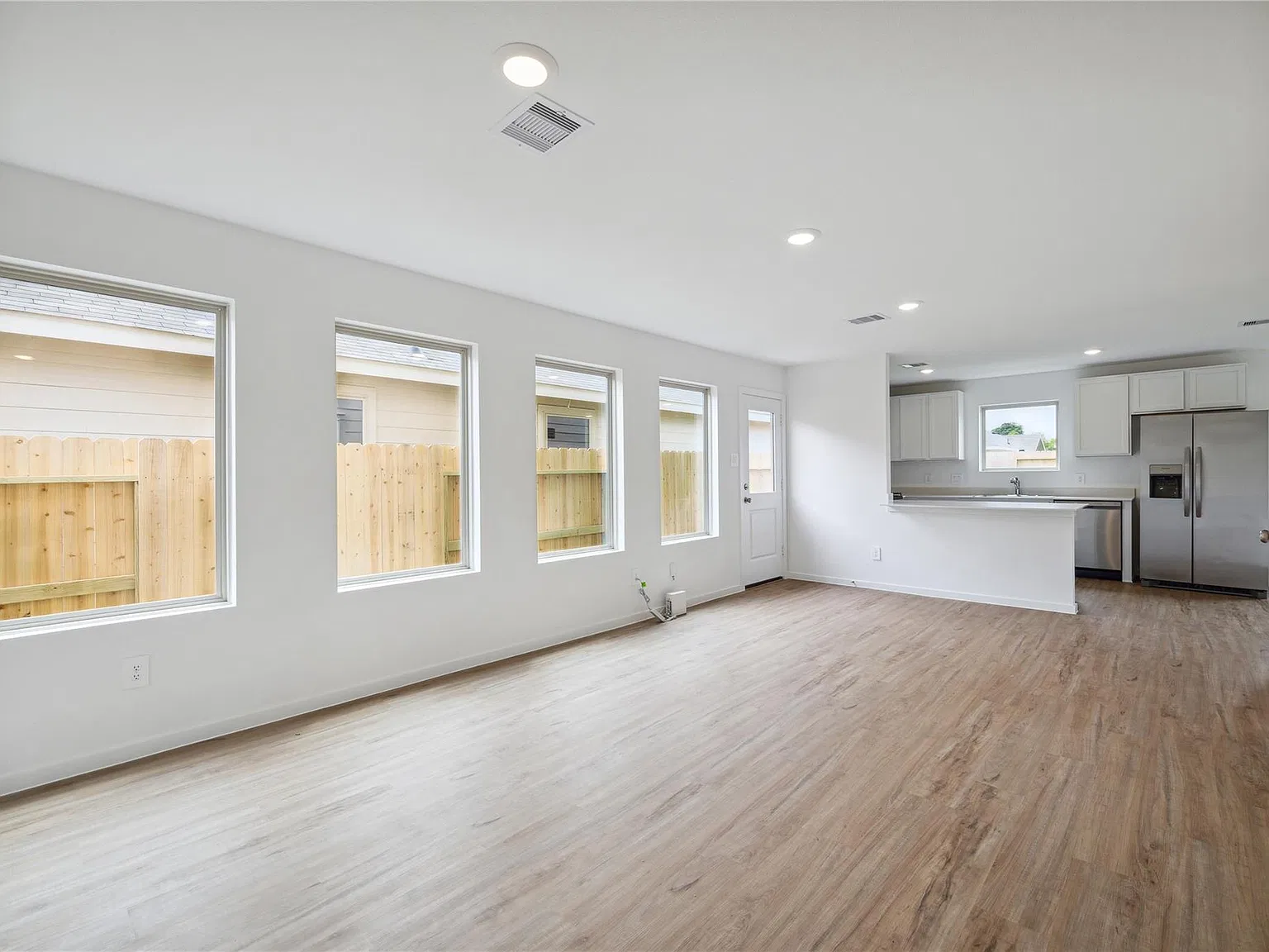 4 bed, 2.5 bath, 1810 sqft, $2,100 — Photo 3