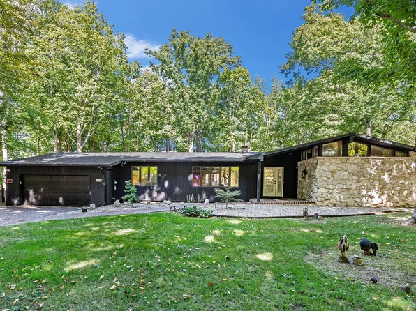 2643 Ridgewood Trl, Berrien Springs, MI 49103