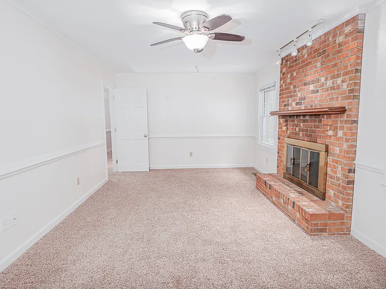 104 Dorchester Ln — Photo 7