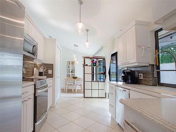 4th image of 524 Village Lake Dr