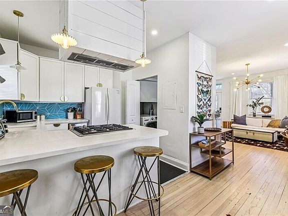 4th image of 196 Reinhardt St SE #A