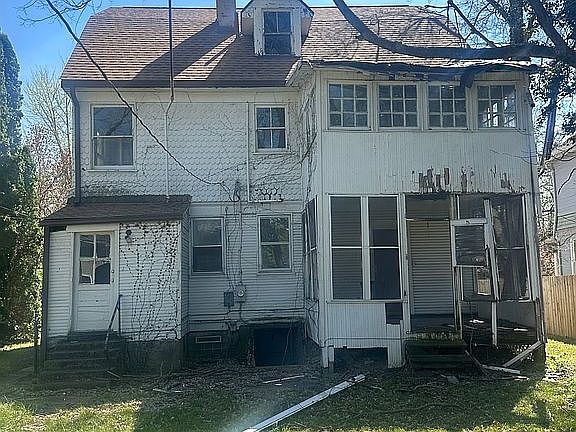 2nd image of 1017 W Grand Ave