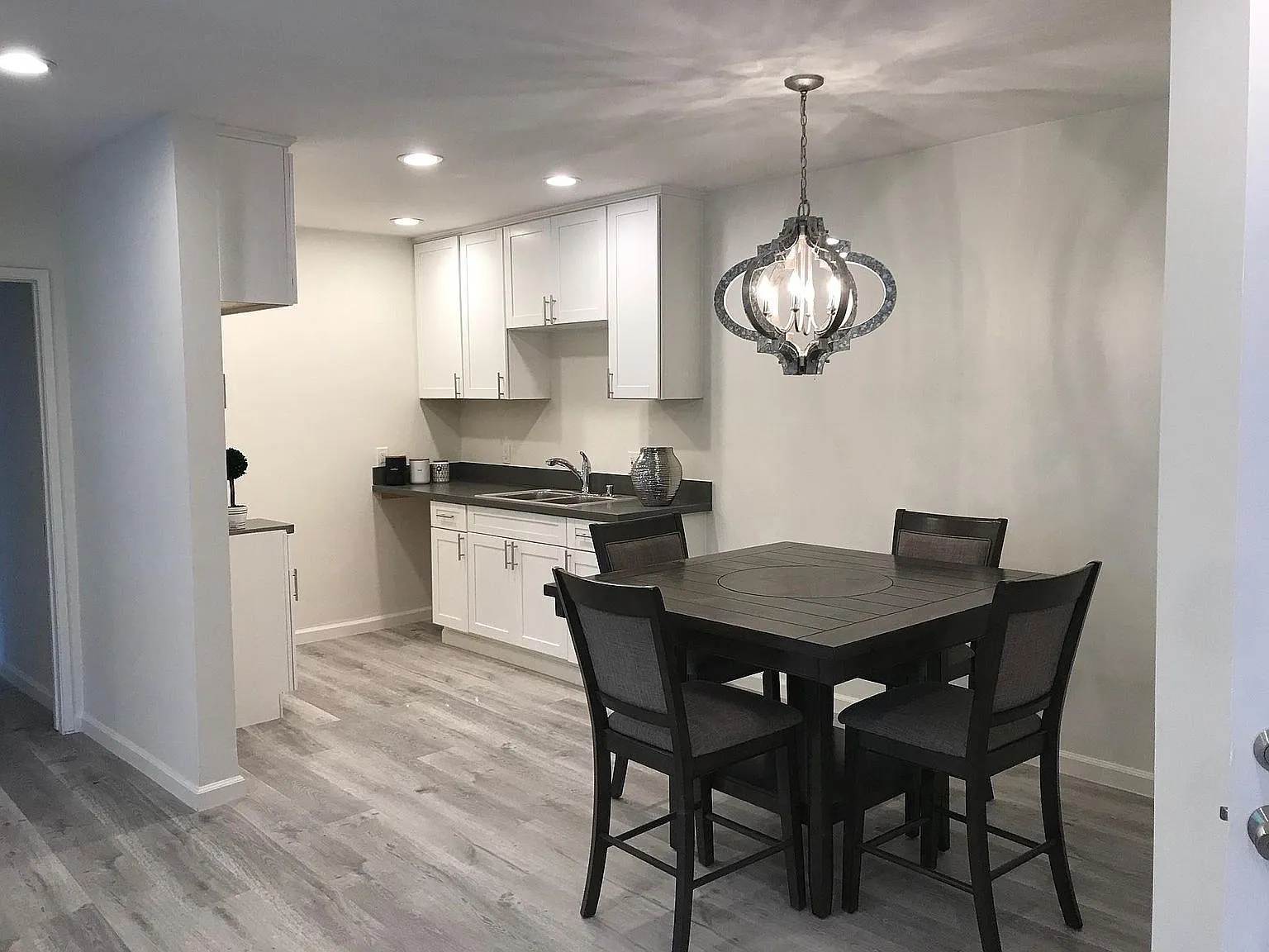 Willis Apartments — Photo 1