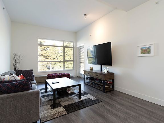 4th image of 2436 Kelly Ave #407