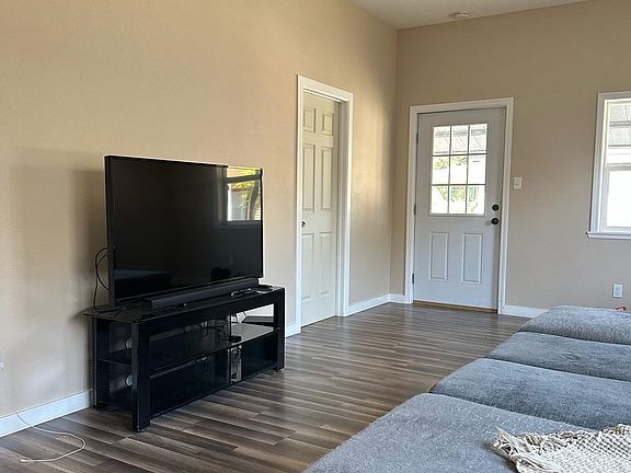 2nd image of 190 Camino Ave