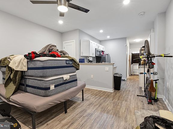 2nd image of 162 Richmond St #1F