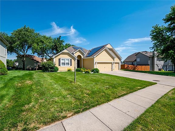 5th image of 504 NE Woodbury Dr
