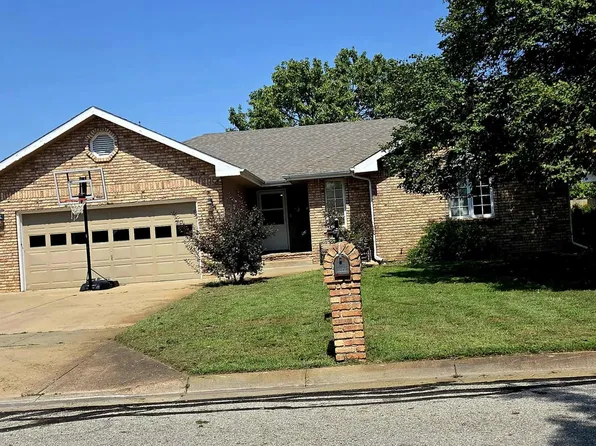 1219 Fredrich Dr, Salina, KS 67401