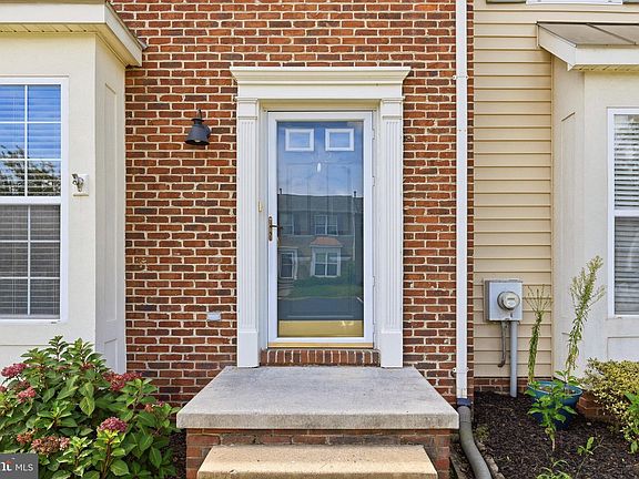 3rd image of 112 Chatham Sq