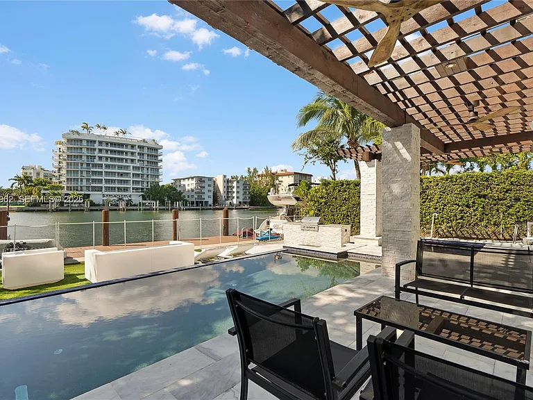 9380 Bay Dr — Photo 3