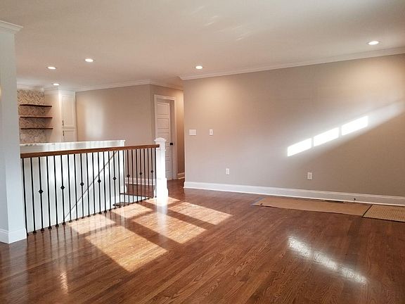 5th image of 145 Vanderbilt Dr