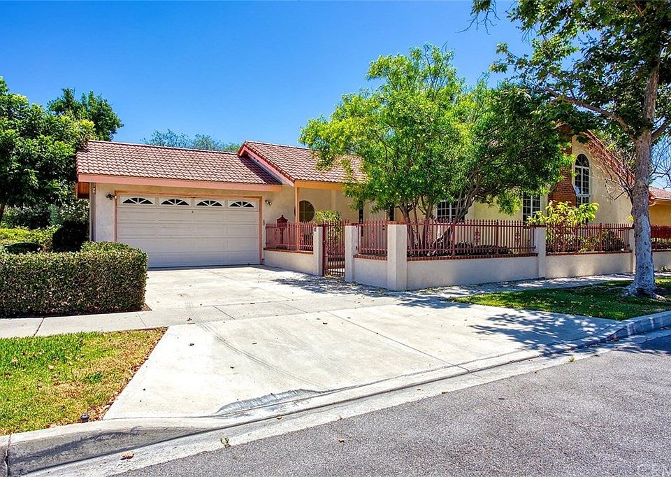 1st image of 302 E Santa Clara Ave