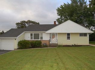 101 W Pine Ave, Roselle, IL 60172