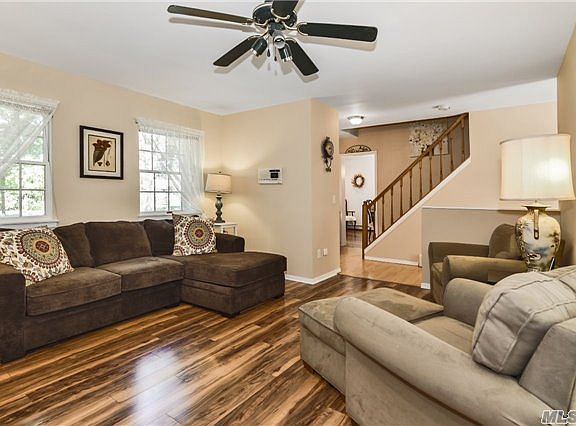 3rd image of 41 E Pond Ln