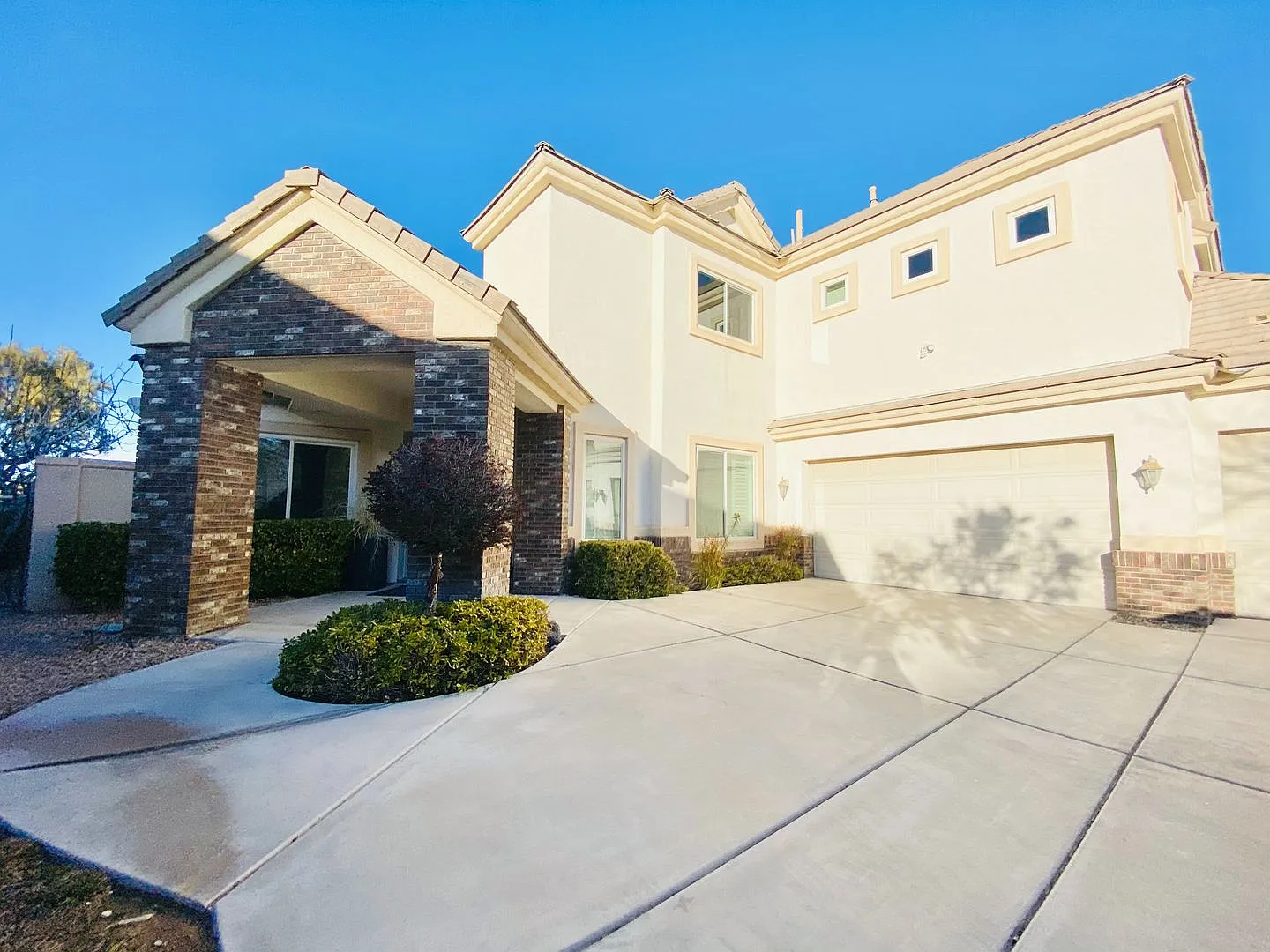 Beautiful 2 Story home in Queensridge guard gated community with spacious 5 bedrooms & 4 bathroom... — Photo 3