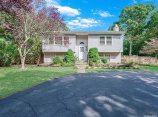 7 Maple St, Hampton Bays, NY 11946