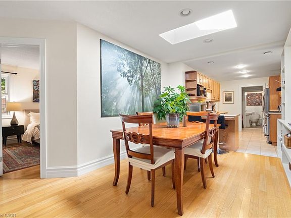 3rd image of 98 Waterloo Ave